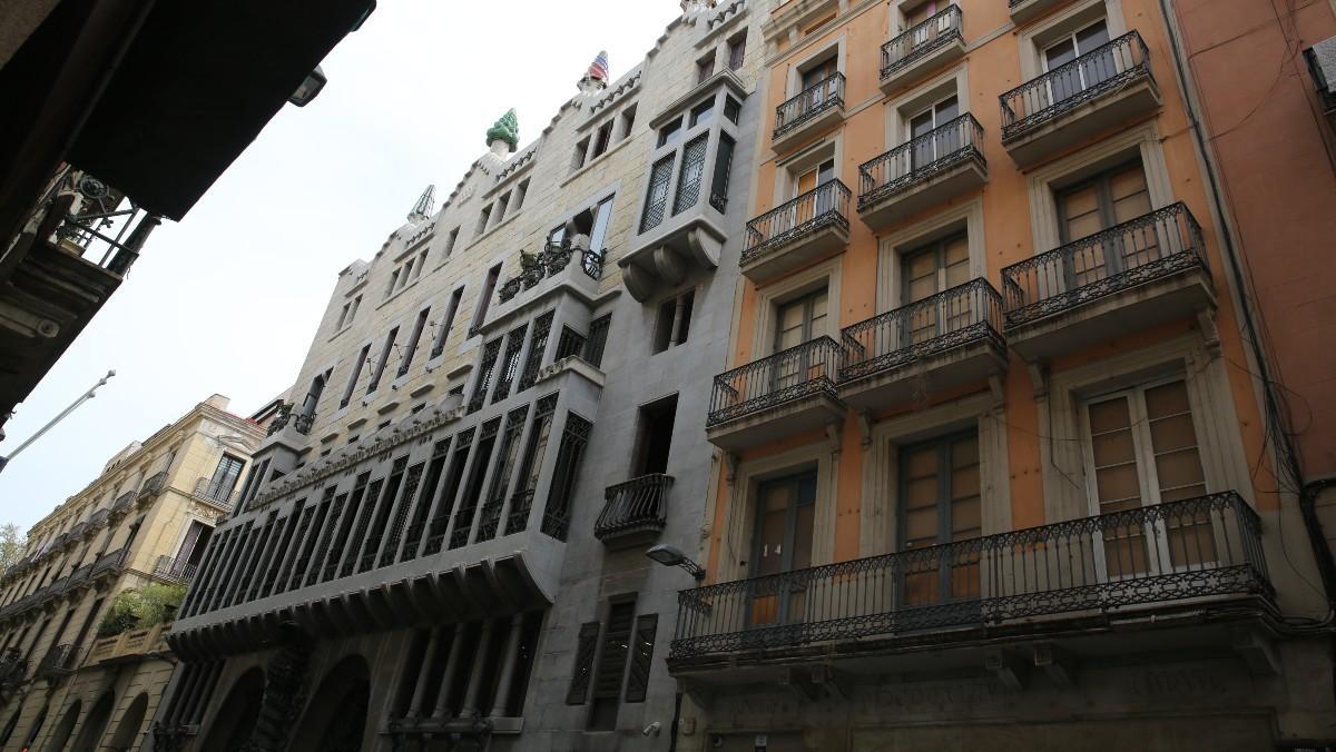 El Palau Güell, en el centro, flanqueado por la casa Jordà (a la derecha) y el anexo de la casa Fradera.