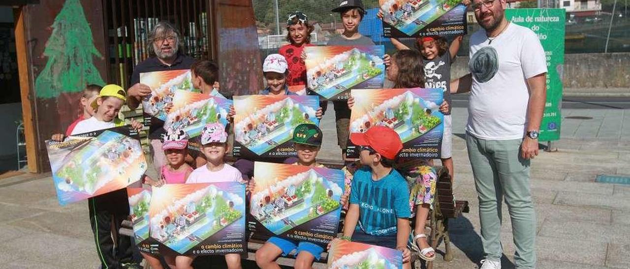 Los participantes del Aula da Natureza junto a Marcos Tesouro, a la derecha de la imagen. // Iñaki Osorio