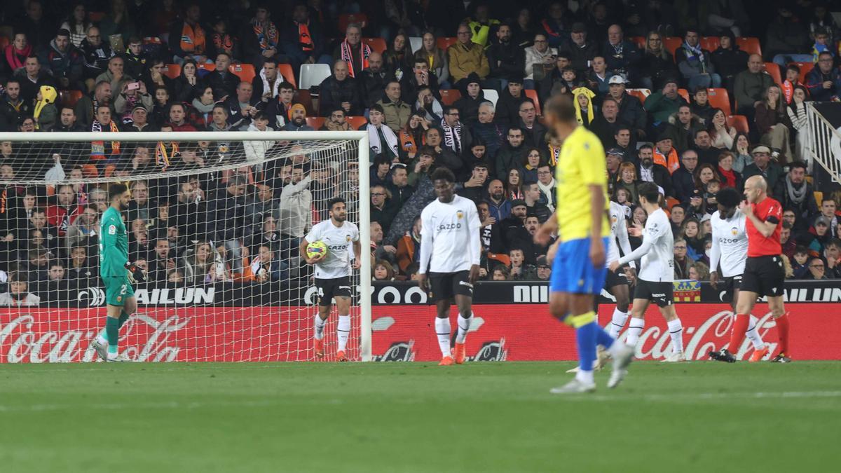 El Valencia encajó una dura derrota contra el Cádiz