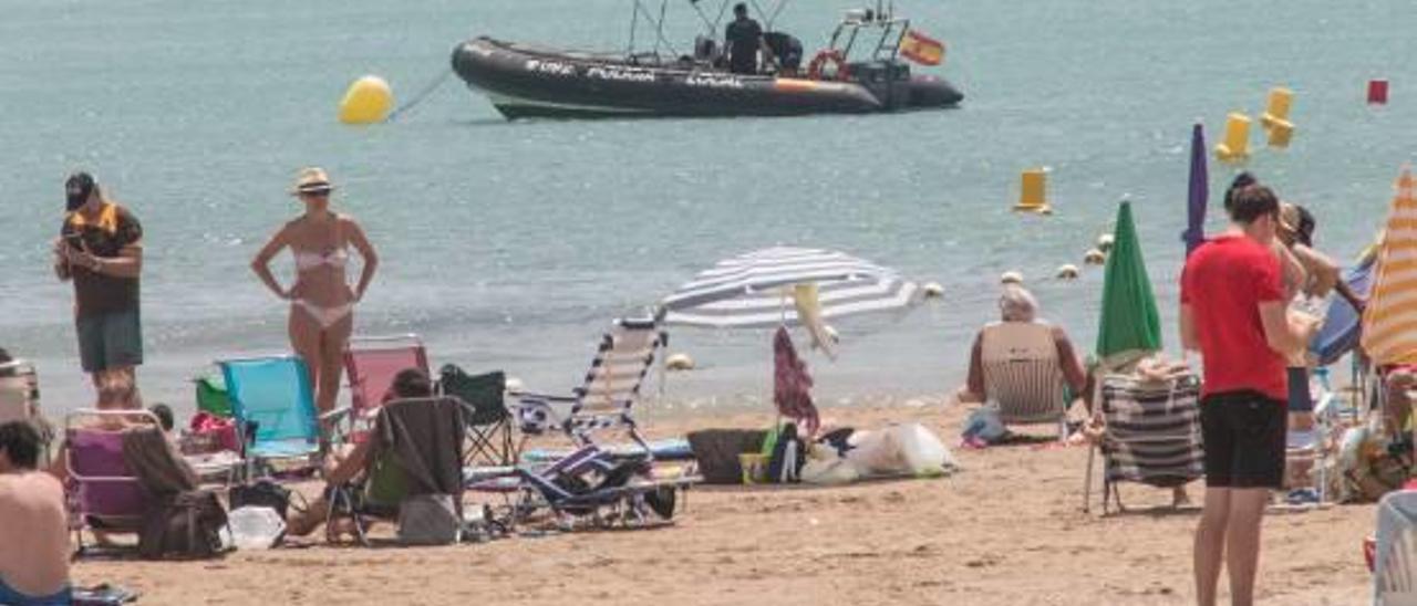 Imagen de una de las zonas del litoral de Torrevieja con las balizas de señalización en el mar.