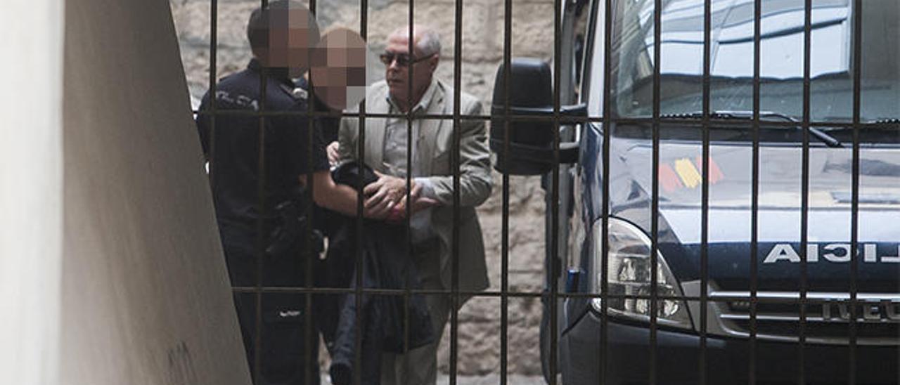 El exchófer de Milagrosa Martínez llega ayer detenido a los juzgados.