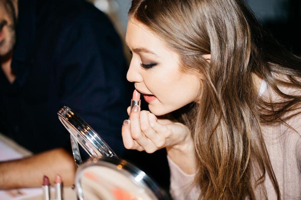 Gigi Hadid probando unos de los labiales que ha hecho para Maybelline Nueva York