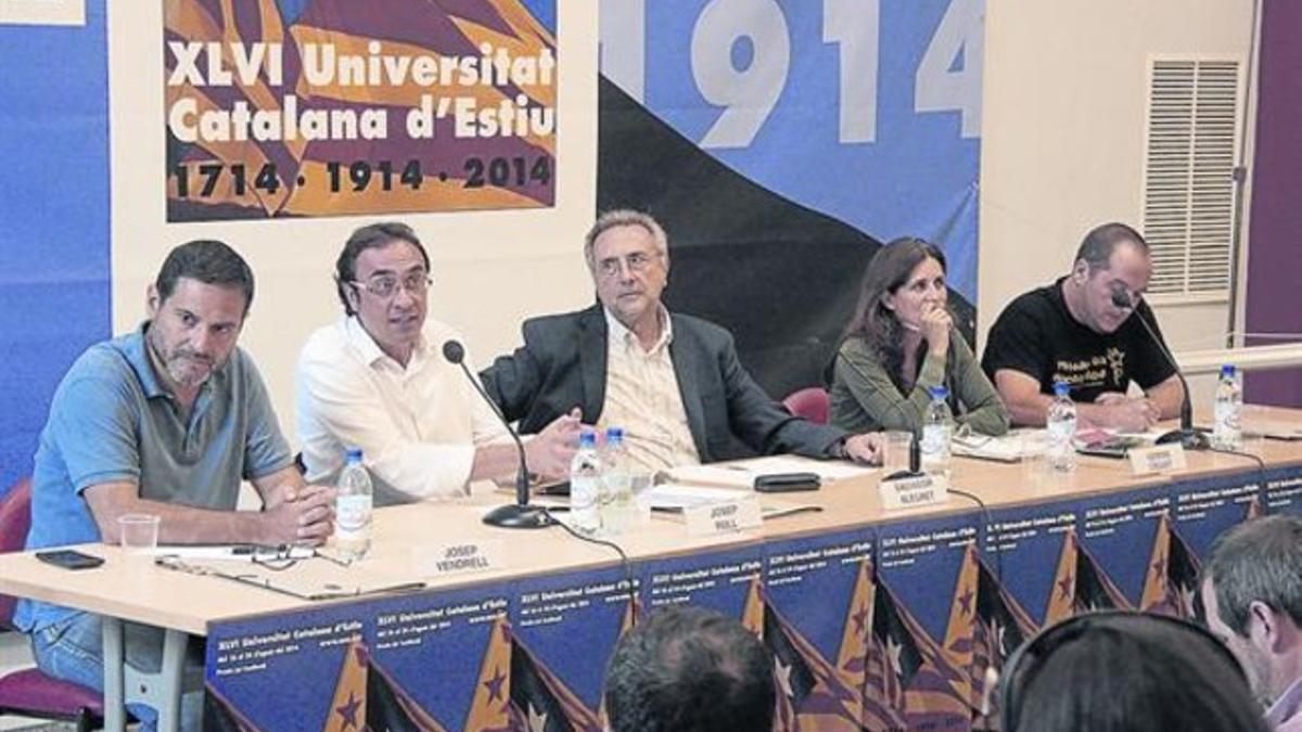 Josep Rull (segundo por la izquierda), ayer en la UCE junto a Josep Vendrell (ICV), Salvador Alegret, Gemma Calvet (ERC) y David Fernàndez (CUP).