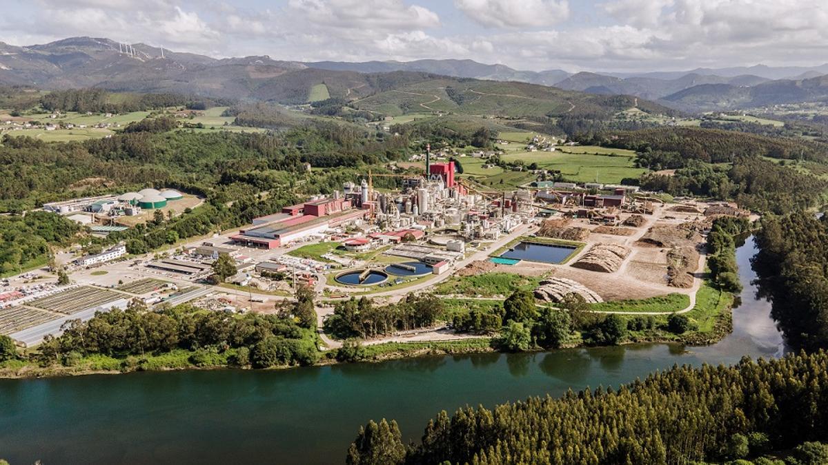 La plantilla de la fábrica de Ence en Navia se rebela contra el ERE ...