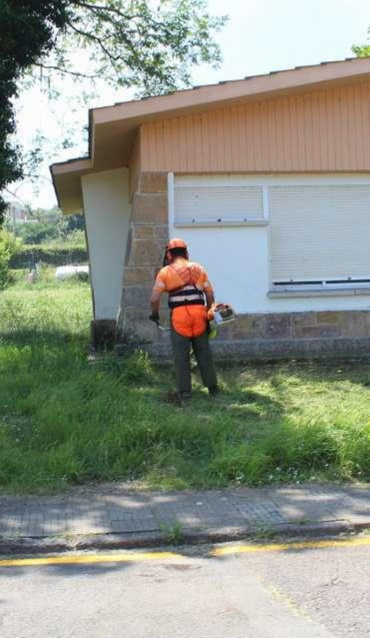 El doble sentido del tráfico en la Ciudad de Perlora elimina unos 300 aparcamientos