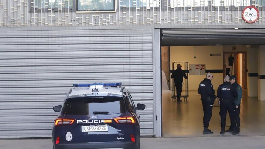 Los familiares de Tulia, la mujer asesinada en la Fuensanta, en el juzgado de Córdoba: "Venimos a luchar por sus derechos"