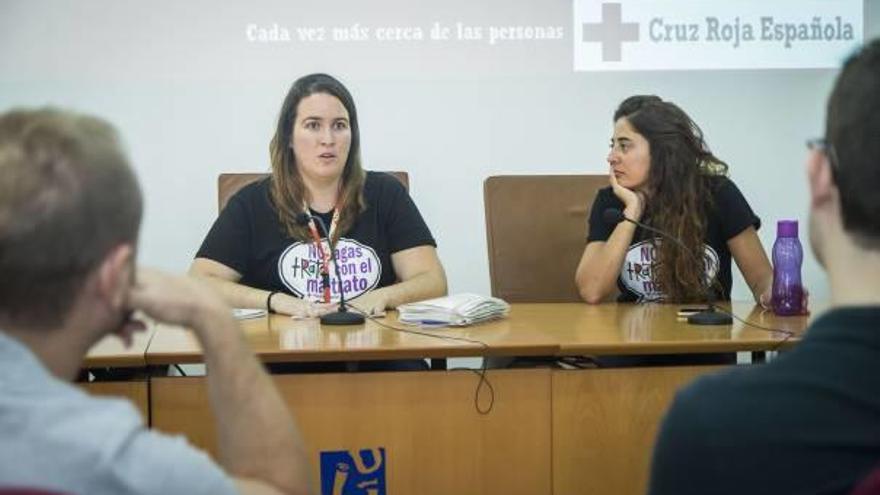 La responsable de «Juntes», Adela Moliner, y la psicóloga del programa Cintia Tiano.