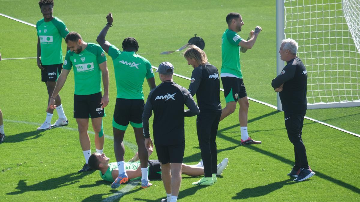 Beccacece, junto a sus jugadores, durante el entrenamiento del jueves