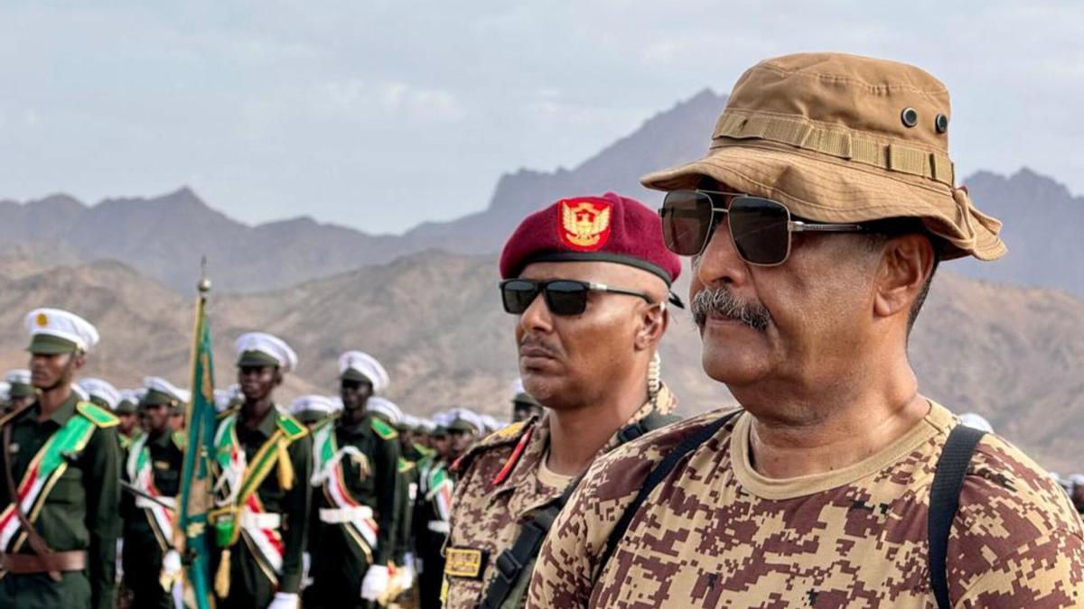 El comandante general de las Fuerzas Armadas de Sudán (SAF), Abdel Fattah Al-Burhan (derecha), también presidente del Consejo Soberano de Transición de Sudán, asiste a una ceremonia de graduación de promociones de cadetes de las academias militares