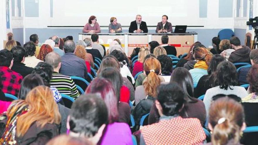 En la mesa, de izquierda a derecha, Almudena Orejas, Paloma García, Xosé Nel Riesgo y Carmen Fernández Ochoa, durante la inauguración de las jornadas.