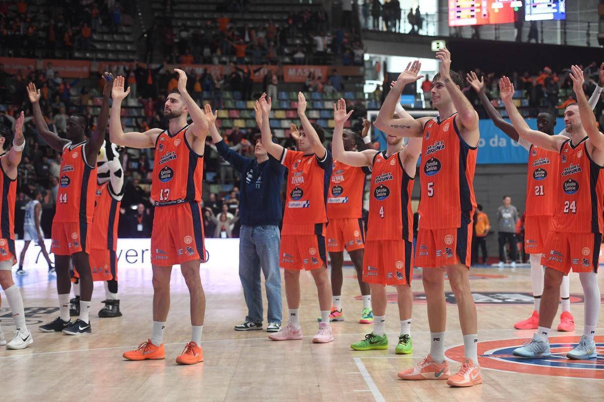 Los jugadores del Leyma festejan una victoria esta temporada en el Coliseum.