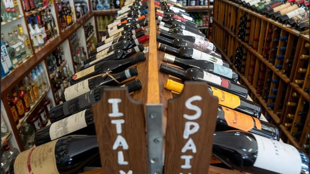 Botellas de vino en una tienda de licores en una foto de archivo
