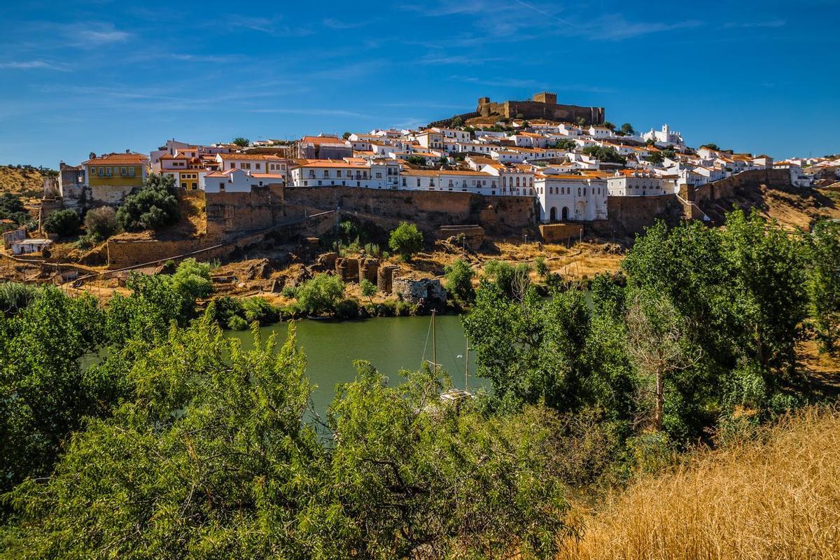 Vistas a Mértola desde un lado del río Guadiana