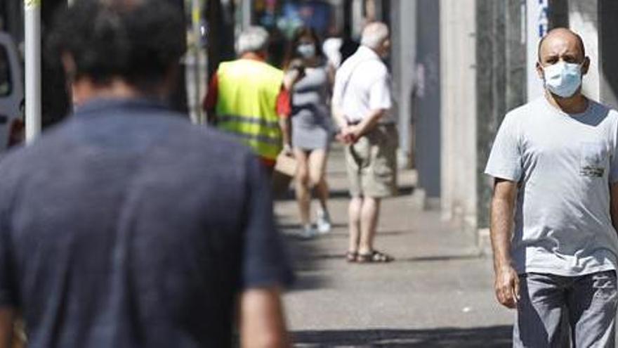 Vianants al carrer de Santa Eugènia de Girona, aquest dimarts