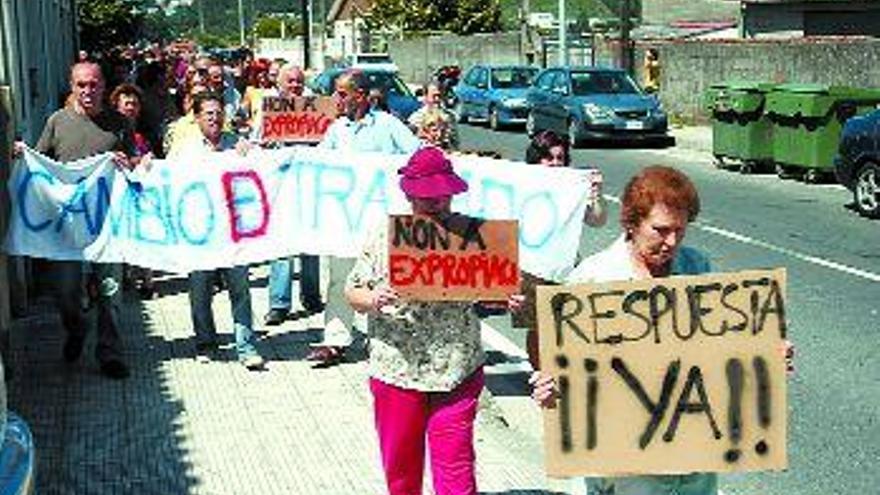 Los vecinos se concentraron a ambos lados de la carretera con pancartas y carteles.  / GUSTAVO SANTOS