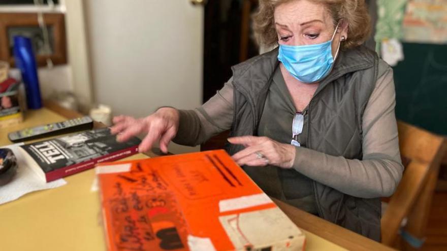 Cachi, con la caja de cartas de su padre desde la cárcel.   