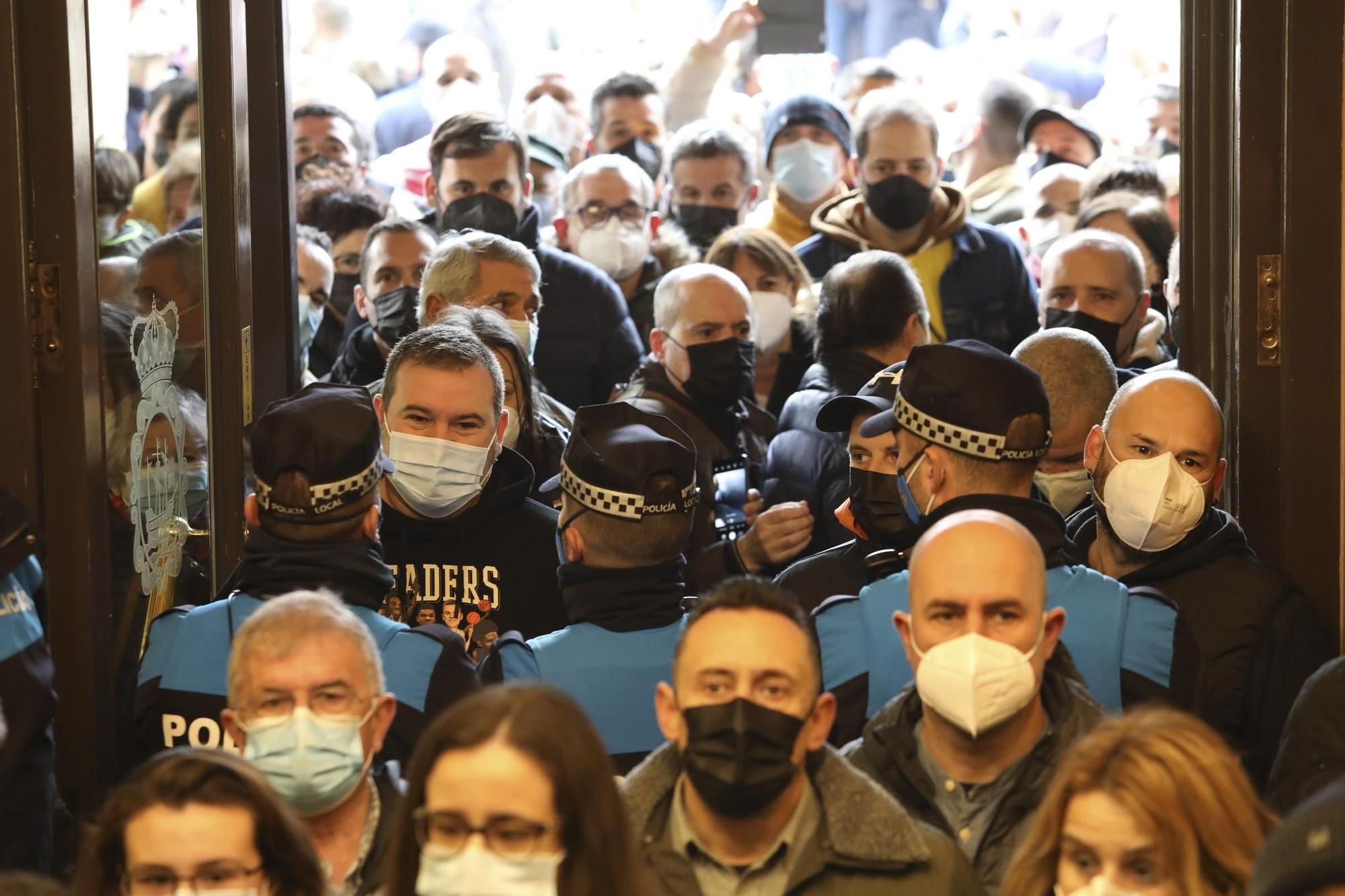 Protesta de los trabajadores de Alu Ibérica en el ayuntamiento de Avilés