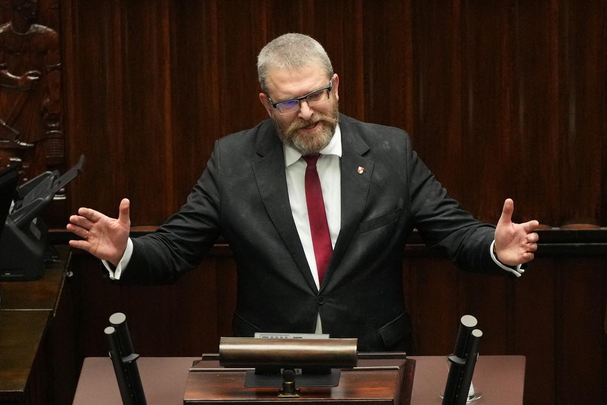 Un diputado polaco desata el caos en parlamento de Varsovia. Grzegorz Braun, legislador del partido ultraderechista polaco Confederación, provocó un escándalo en el Parlamento de Polonia al utilizar un extintor para apagar una menorá gigante que había sido iluminada en un evento para conmemorar la festividad judía de la Jánuca