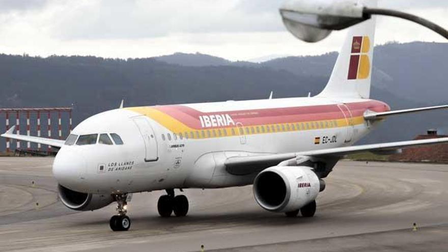 Un vuelo de Iberia en Peinador // A.Irago