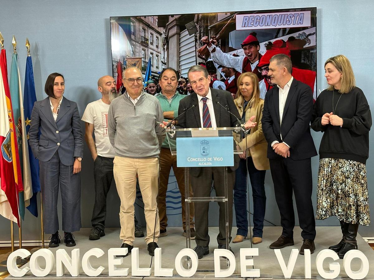 El alcalde, Abel Caballero, con los responsables de la Asociación Veciñal Casco Vello, durante la presentación de las fechas de la Reconquista de Vigo 2025.