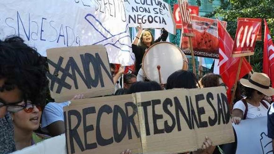 Estudiantes y profesores de la ESAD, en la protesta de ayer. // X. Álvarez