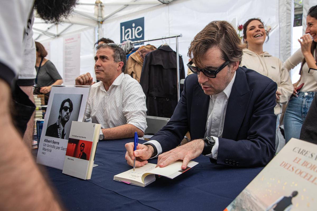 Albert Serra, firmando libros en la parada de la libreria Laie. Ambiente de Sant Jordi.