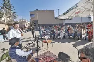 Un joven del primer edificio intergeneracional de Palma devuelve la ilusión a su vecino de 83 años con un concierto sorpresa para que vuelva a tocar la guitarra