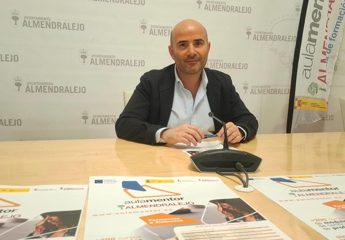 Saúl del Amo, concejal de Formación del Ayuntamiento de Almendralejo, presentó estos datos.