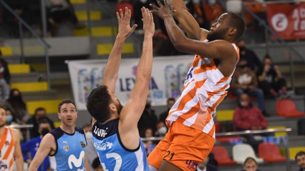 Leymita saluda al público del Palacio de los Deportes de Riazor en un partido del Leyma de esta temporada. |  // CARLOS PARDELLAS