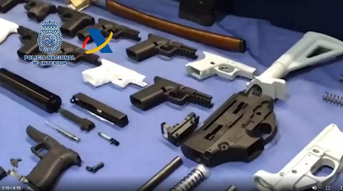 Desmantelado el primer taller clandestino que fabricaba armas con impresoras 3D
