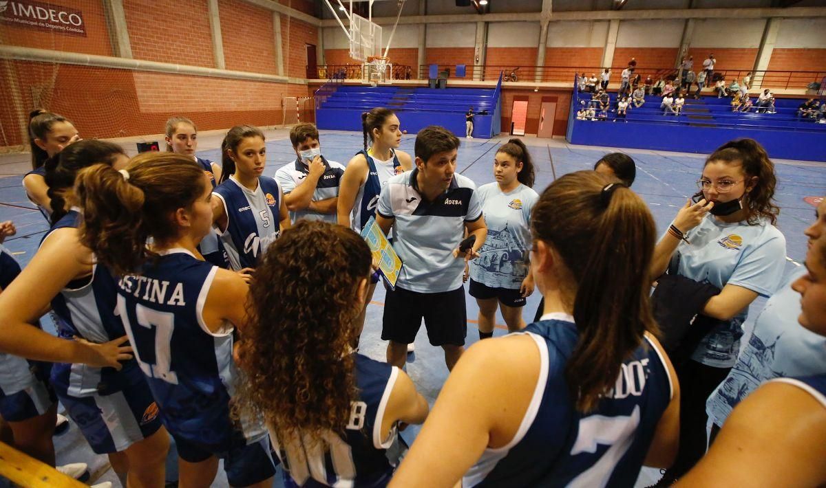 Moisés Jiménez da instrucciones en un tiempo muerto.