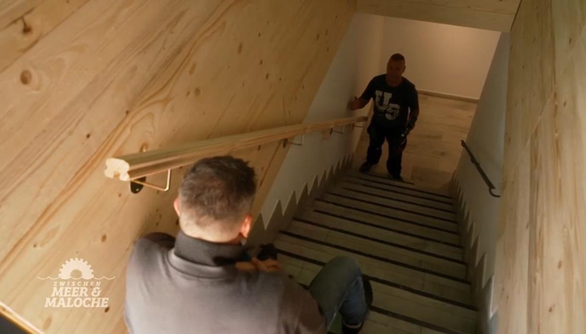 Das Geländer ist nun an beiden Seiten angebracht.