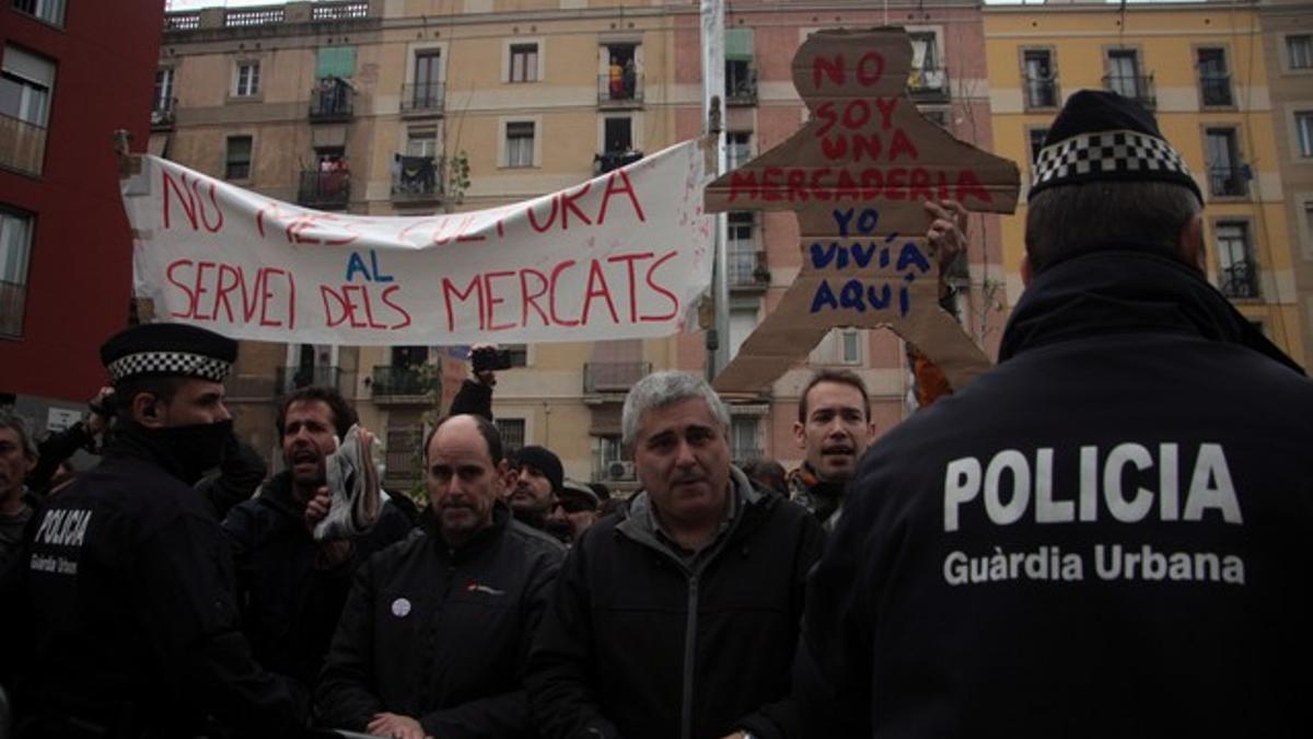 Protesta de vecinos del Raval y de trabajadores de TMB contra el alcalde Trias.