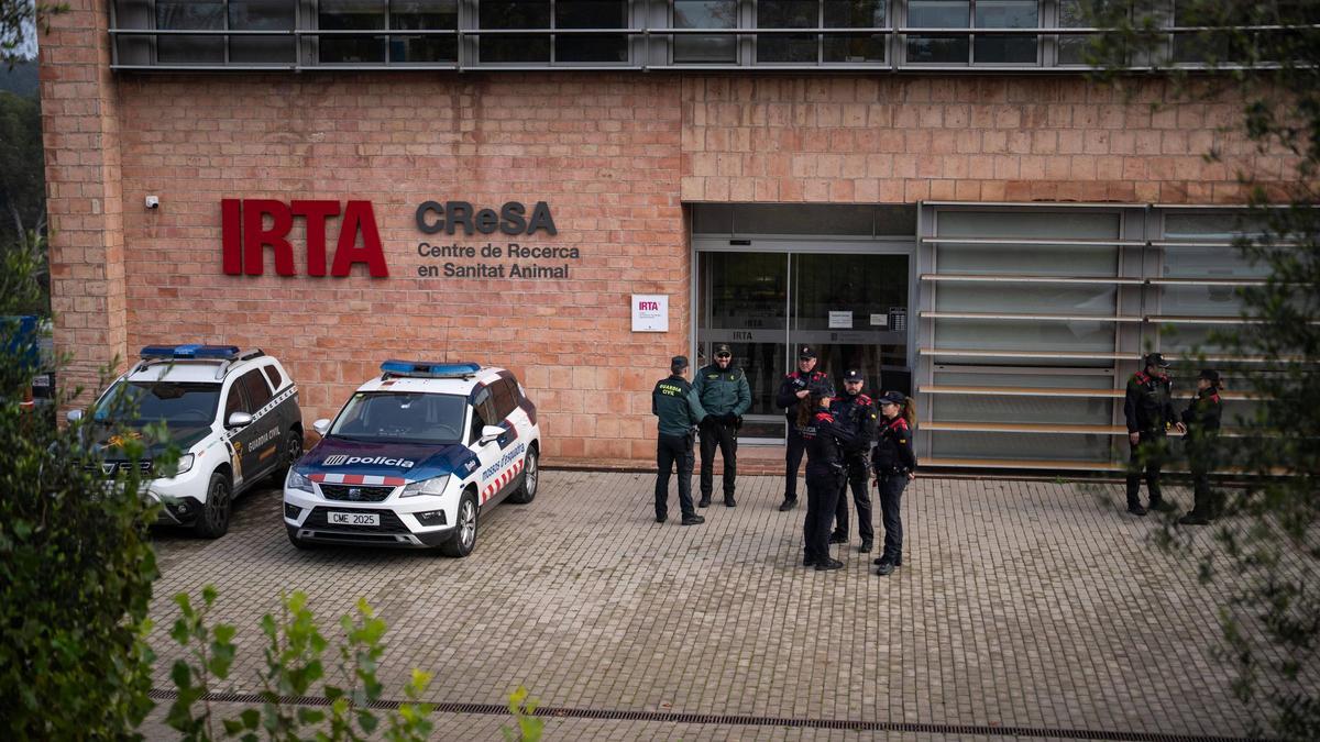 Registro policial en el laboratorio IRTA-CReSA de Cerdanyola, investigado por el origen de la peste porcina