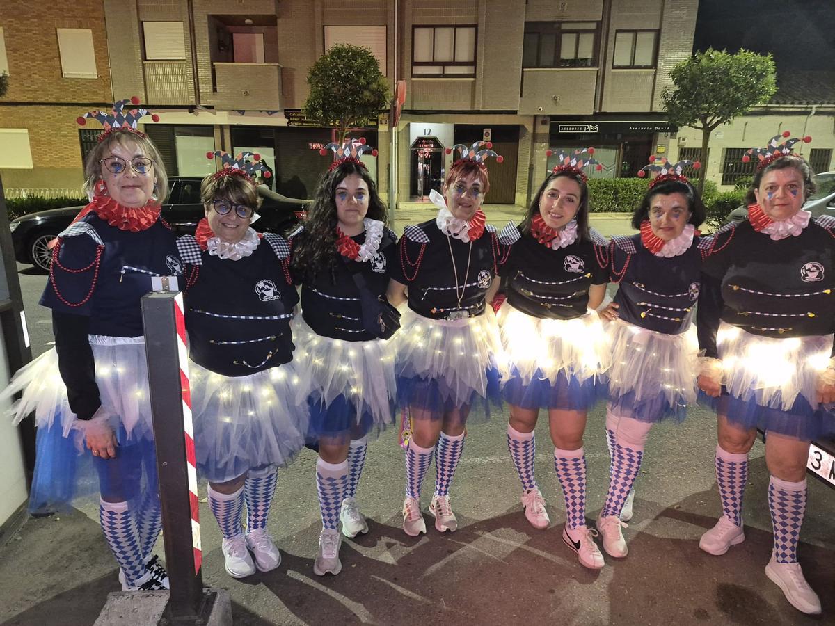 Peñistas de Garrafón en la noche de despedida.