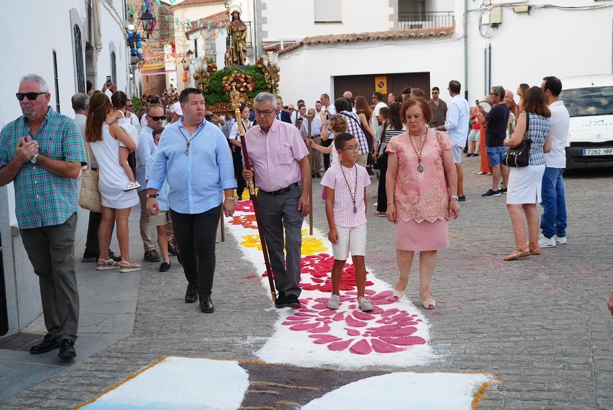 Dos Torres llena de color sus calles con las alfombras de sal por San Roque Dos Torres llena de color sus calles con las alfombras de sal por San Roque