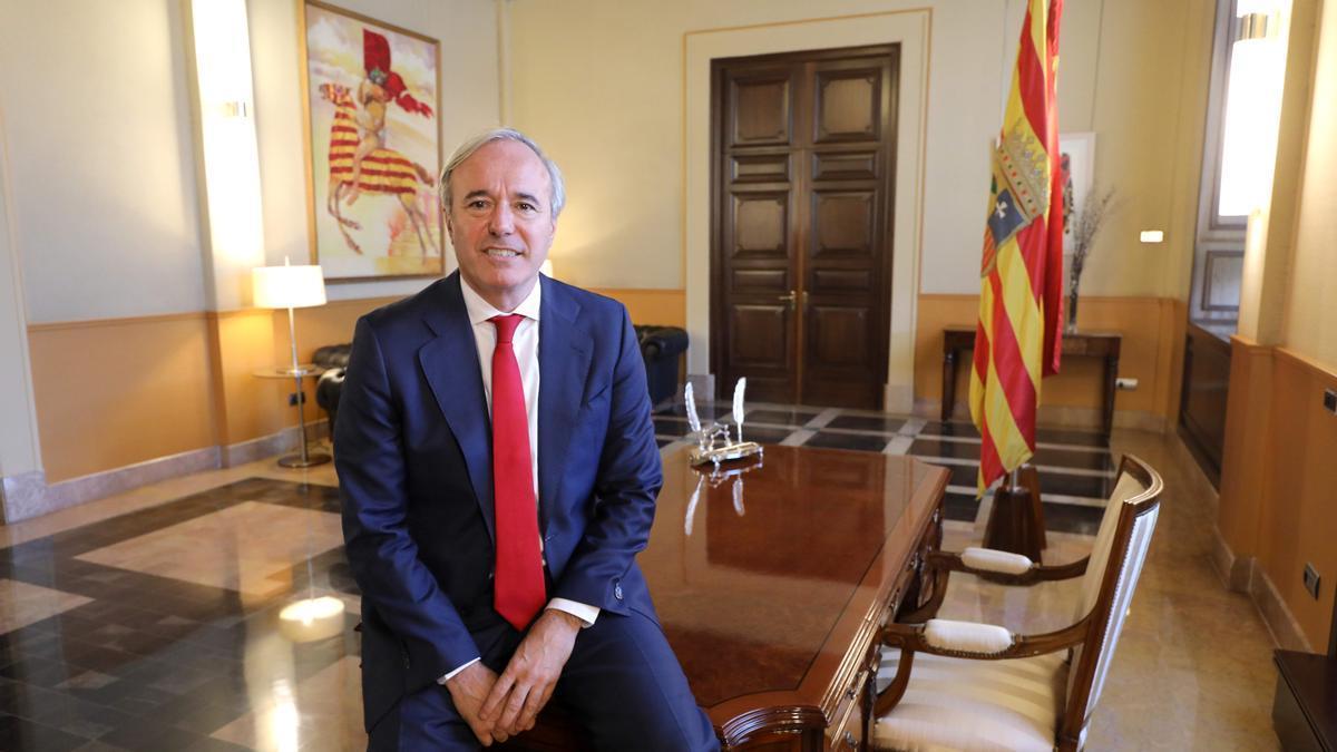 Jorge Azcón, sentado en la mesa del despacho del presidente, en la sede del Gobierno de Aragón.