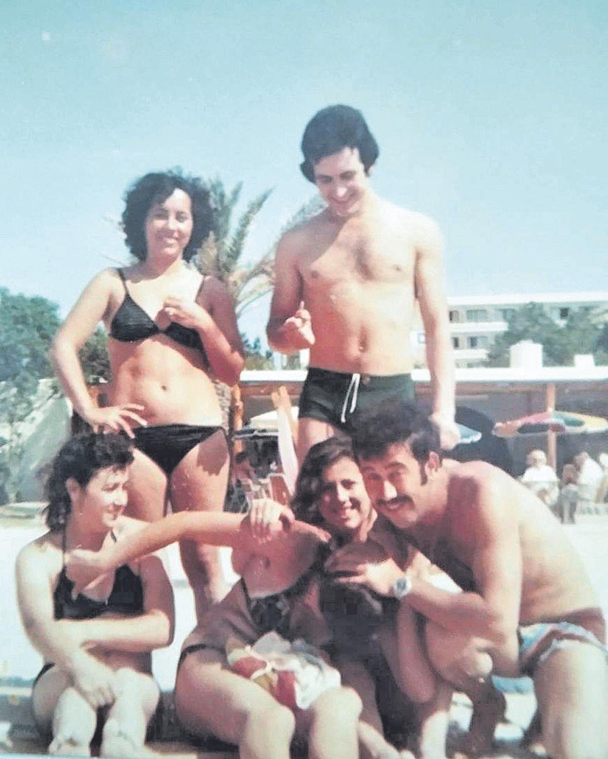 CharI Lorenzo Blanco, en la playa con amigos.