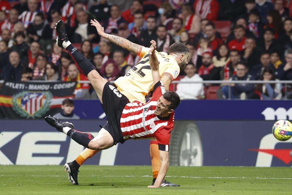 MADRID, 19/02/2023.- El defensa del Athletic Club, Dani Vivian (d), cae ante el defensa del Atlético de Madrid, Mario Hermoso, durante el encuentro correspondiente a la jornada 22 que disputan hoy domingo en el estadio Metropolitano, en Madrid. EFE / Juan Carlos Hidalgo.