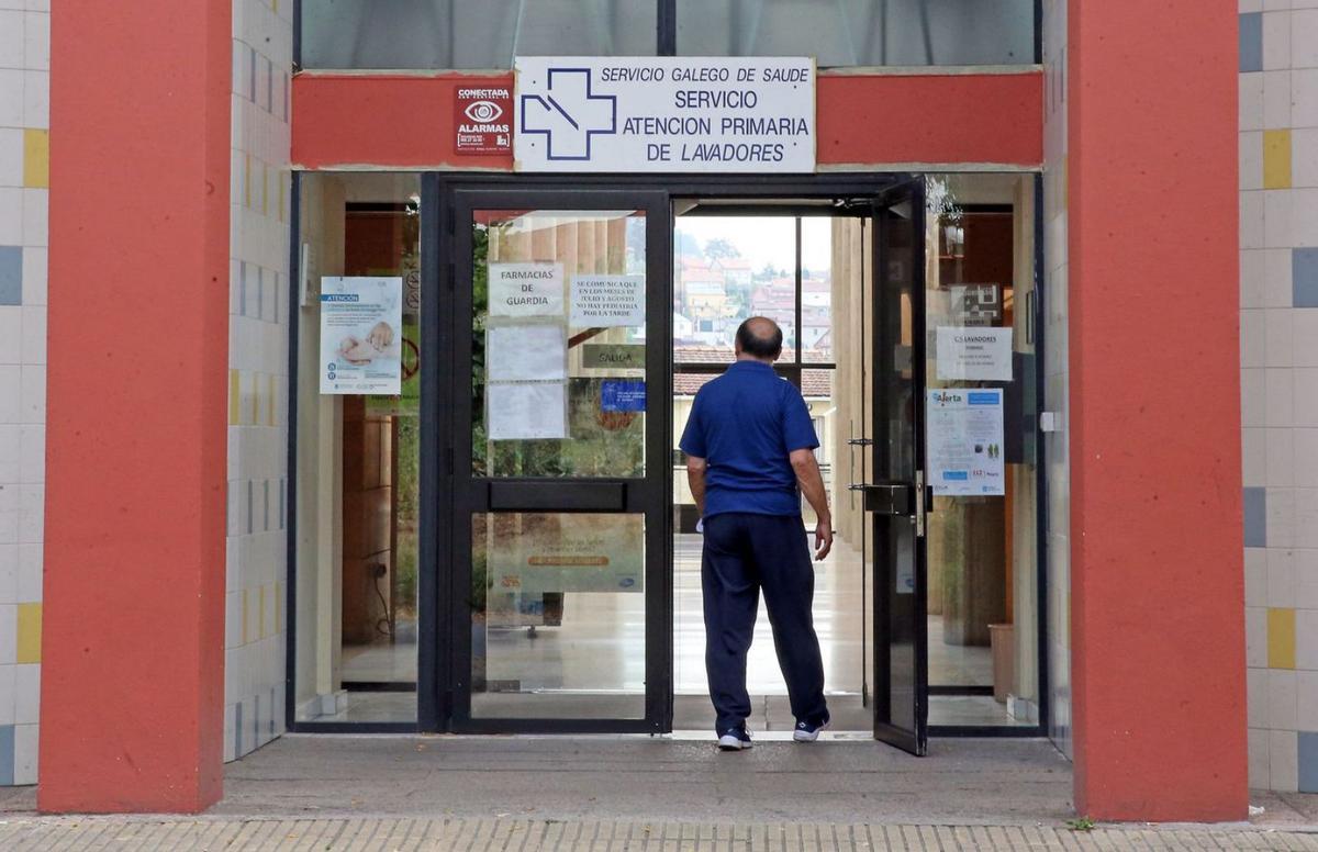 Puerta de entrada al centro de salud de Lavadores.  |  // MARTA G. BREA