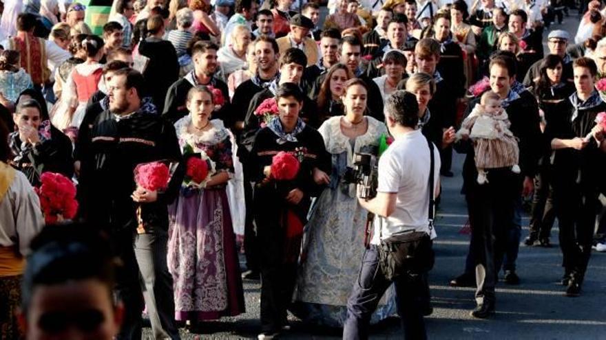 Los vileros entregando la ofrenda a su patrona, Santa Marta.