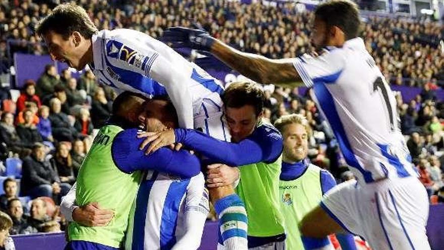 Los jugadores de la Real celebran un gol. // Efe