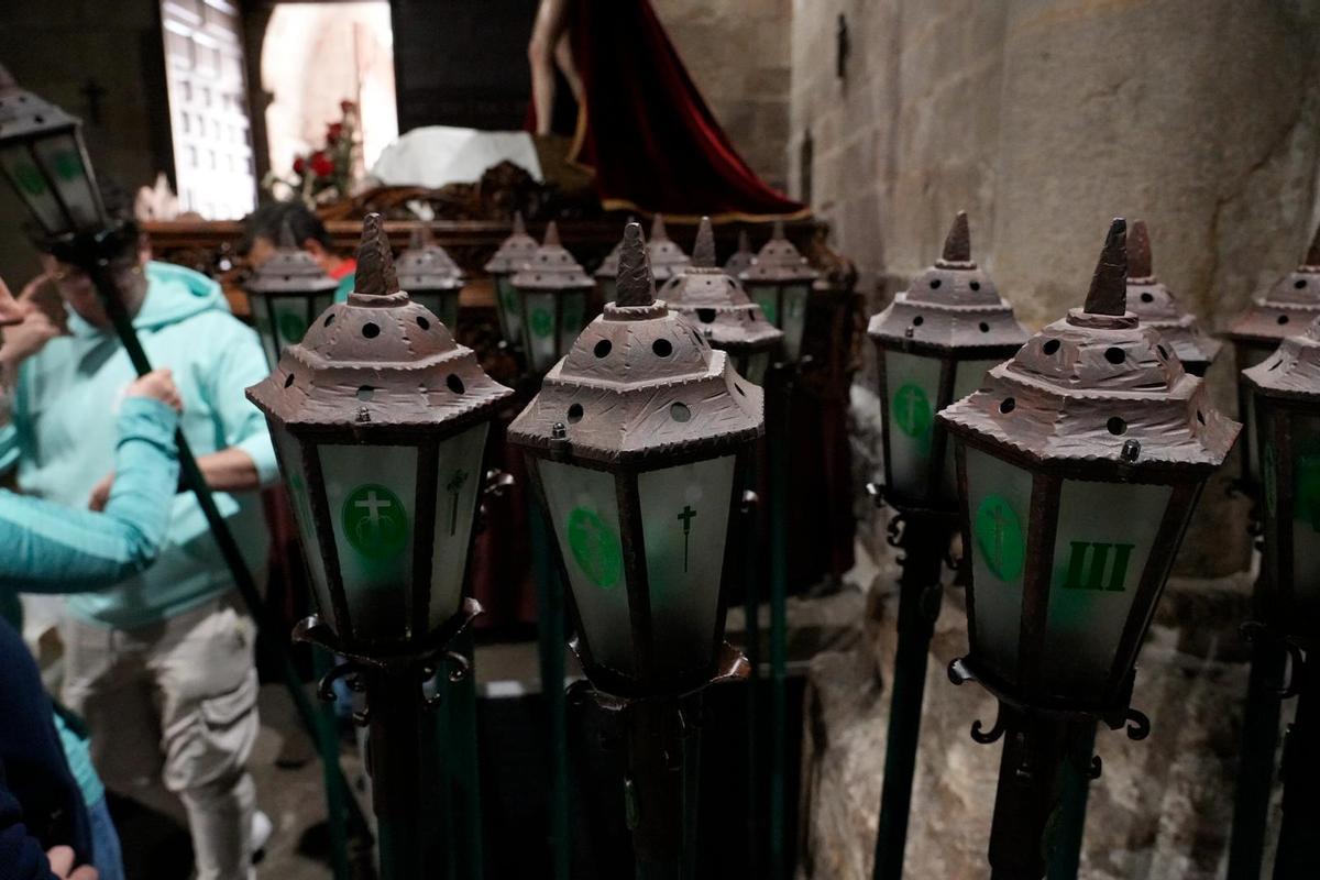 GALERÍA | Los hermanos de las Siete Palabras preparan el Cristo de la Agonía para la procesión del Martes Santo