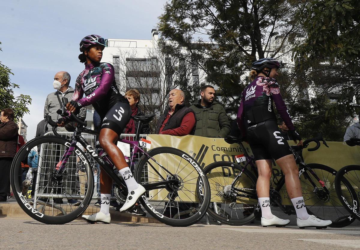 Salida de la primera etapa de la Setmana Ciclista femenina