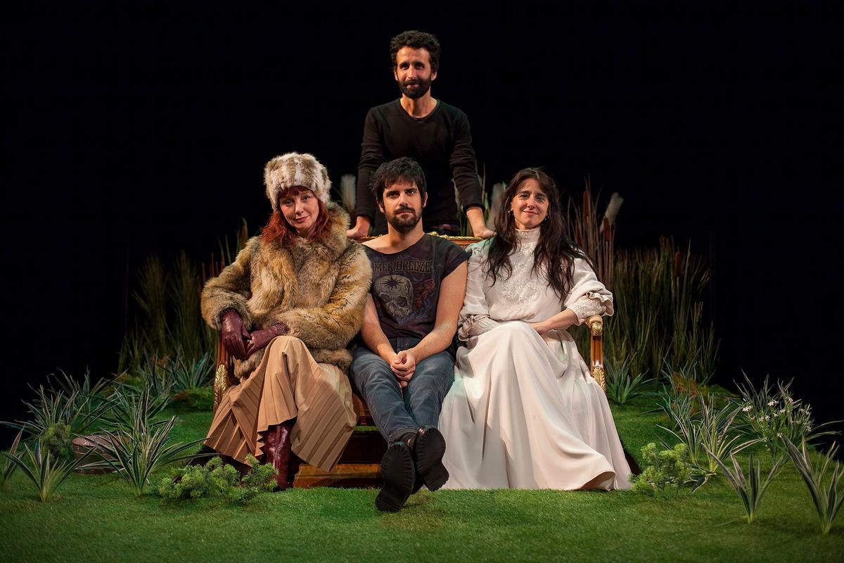 Pablo Remón con el elenco de 'Doña Rosita, anotada'.