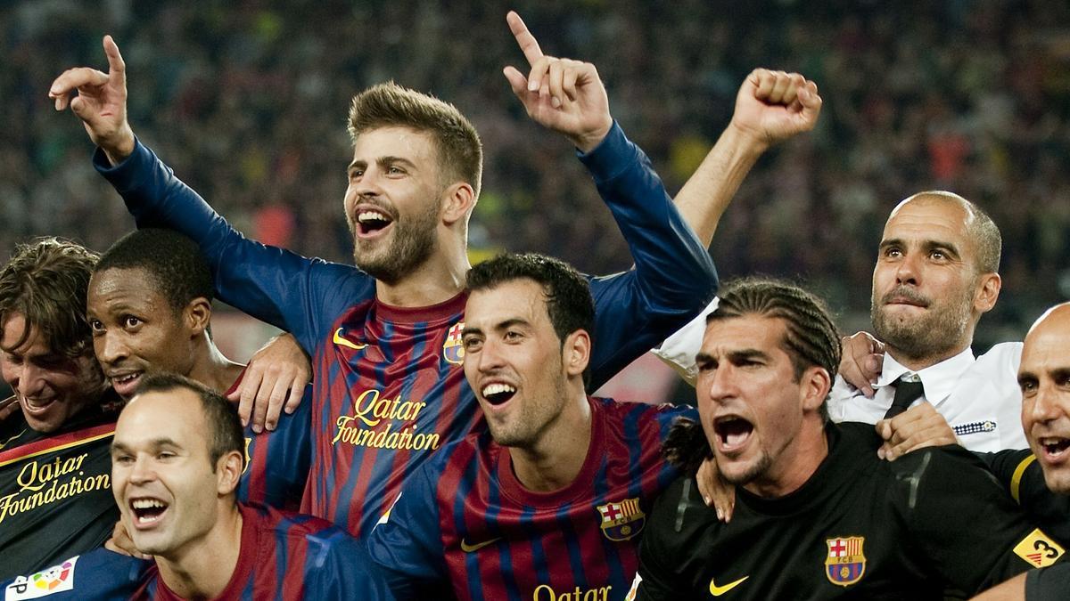  Busquets, entre Guardiola, Piqué, Keita, Pinto e Iniesta celebrando el trofeo de la supercopa de España 2011