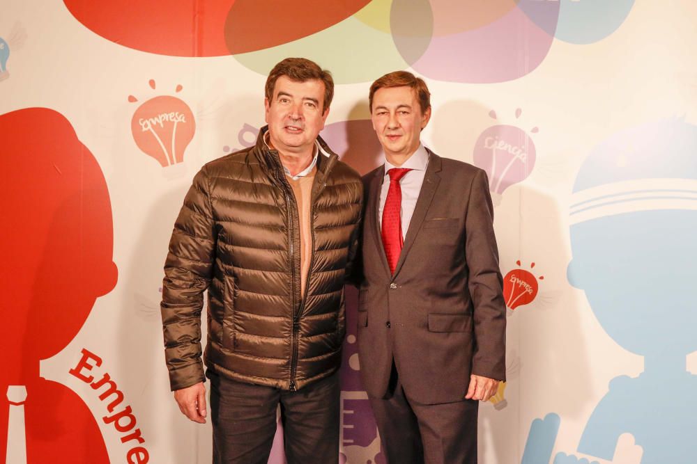 Los invitados posan en el photocall de los premios Talento Joven CV.