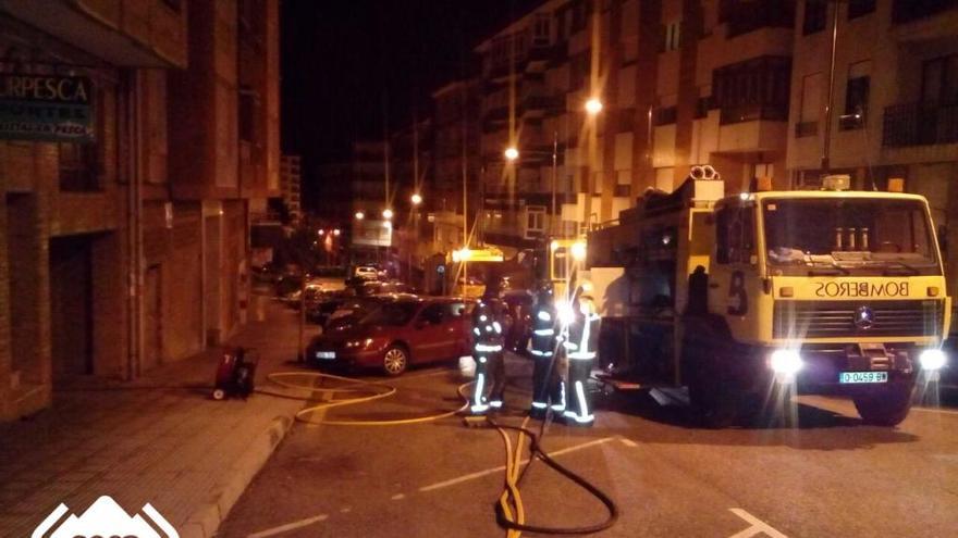 Los bomberos sofocan un incendio en un garaje de Pravia de madrugada