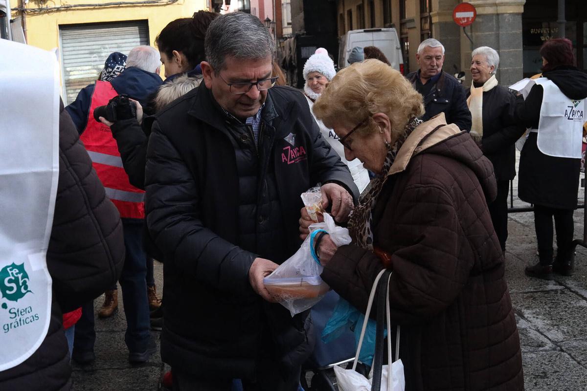 GALERÍA | Sanantonada de Azayca en la Plaza Mayor: agotados todos los platos