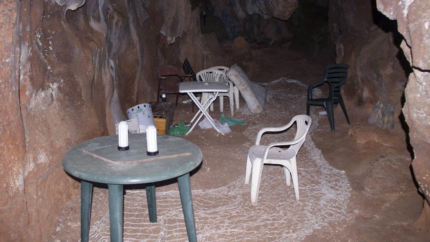 La Cueva de la Victoria sufrió daños por unos okupas el año pasado.